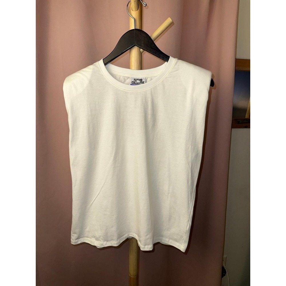 Cap sleeve with shoulder pads‎ white tee shirt sz M